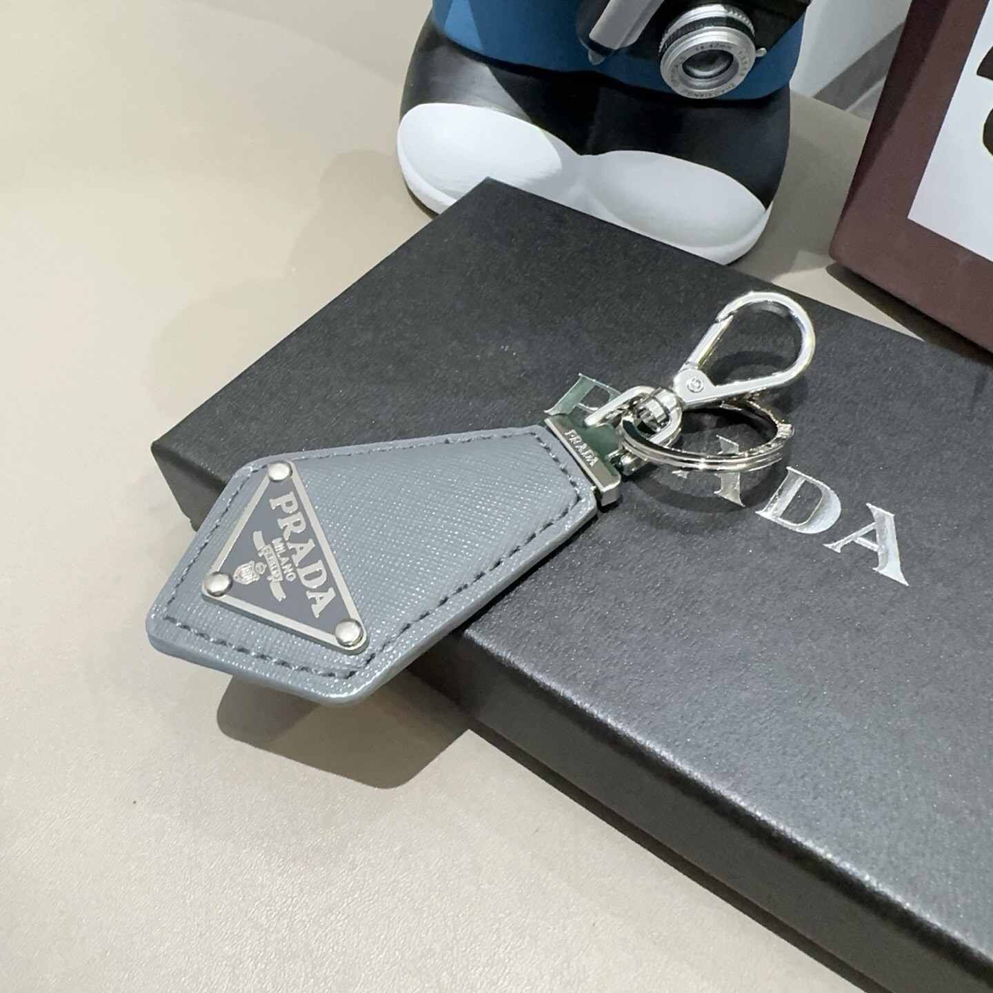 PRADA普拉达钥匙扣 皮质钥匙圈三角形LOGO徽标抛光刚扣钥匙扣挂饰 送礼物最佳选择😍