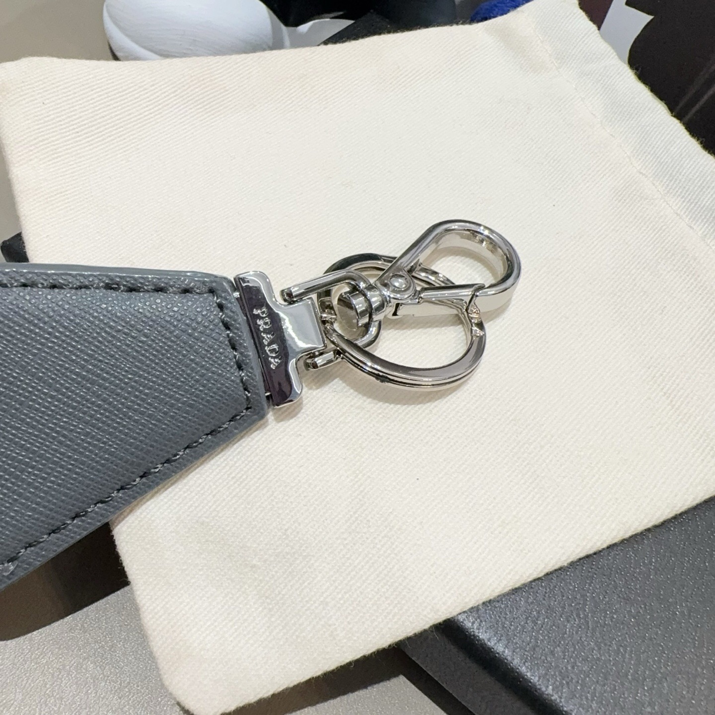 PRADA普拉达钥匙扣 皮质钥匙圈三角形LOGO徽标抛光刚扣钥匙扣挂饰 送礼物最佳选择😍
