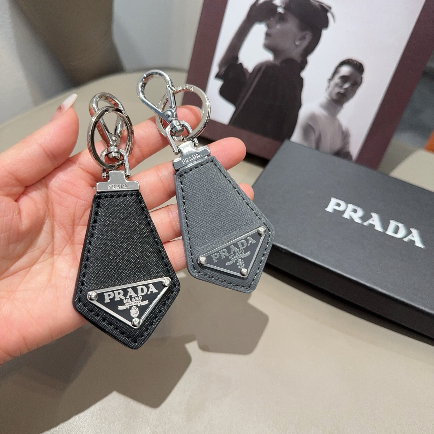 PRADA普拉达钥匙扣 皮质钥匙圈三角形LOGO徽标抛光刚扣钥匙扣挂饰 送礼物最佳选择😍