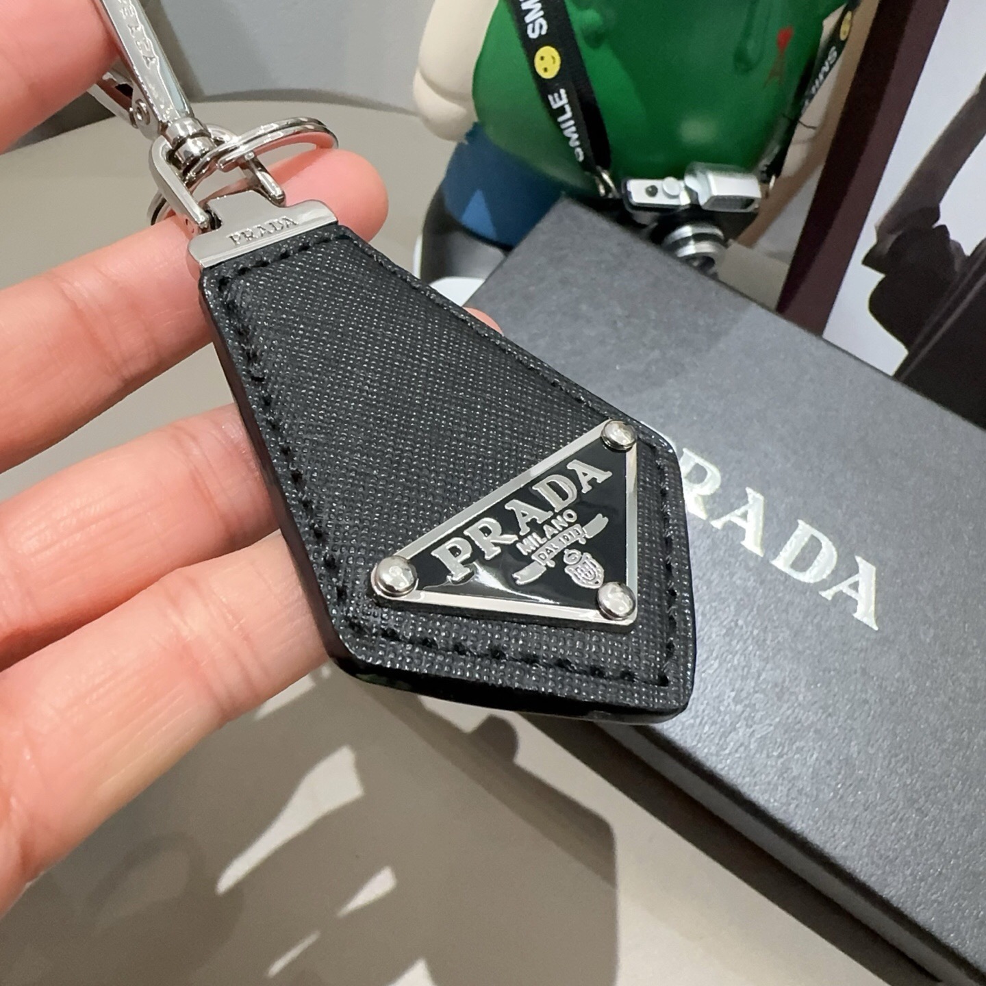 PRADA普拉达钥匙扣 皮质钥匙圈三角形LOGO徽标抛光刚扣钥匙扣挂饰 送礼物最佳选择😍