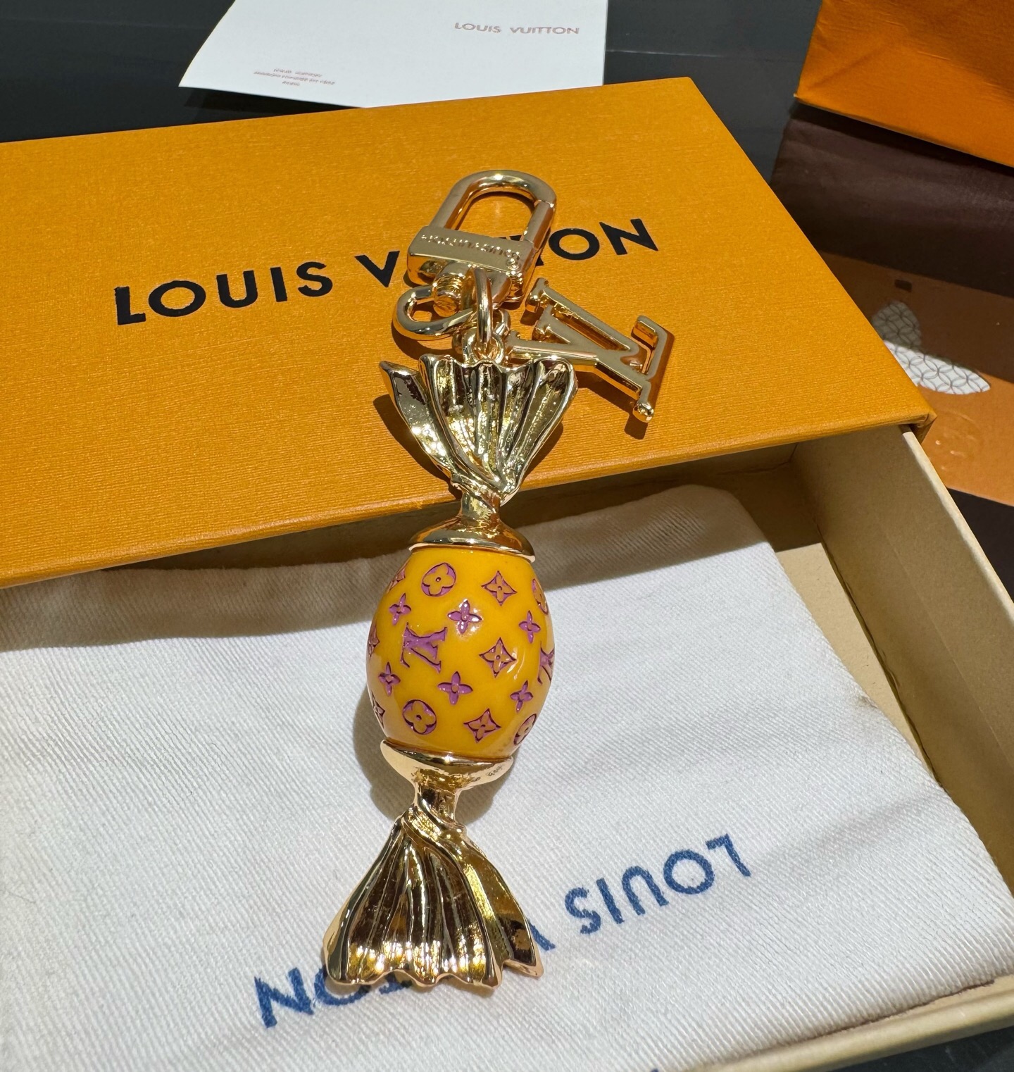 新款 LOUIS VUITTON新款 LV糖果🍬钥匙扣 包包挂件挂饰 钥匙扣 ☀本款 LV Sweets 包饰汲取童年欢 新款 LOUIS VUITTON新款 LV糖果🍬钥匙扣 包包挂件挂饰 钥匙扣 ☀本款 LV Sweets 包饰汲取童年欢