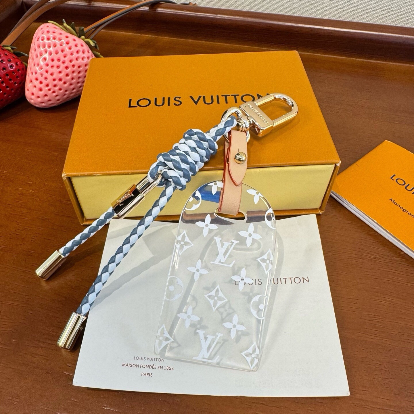 官网新款🔥LV盾牌钥匙扣 路易威登包包挂饰  麻花绳子点缀经典LV标志，时尚挂件