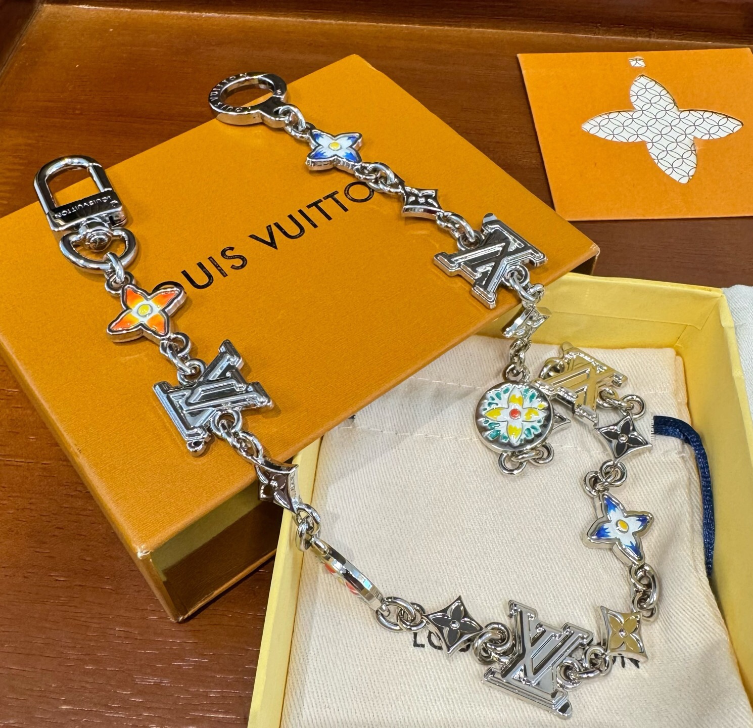 官网新款🔥LV包链钥匙扣 路易威登 Sailor包链 挂饰 包包延长链 精选莹亮金属材质,链节设计灵感源自航海主题,点缀 官网新款🔥LV包链钥匙扣 路易威登 Sailor包链 挂饰 包包延长链 精选莹亮金属材质,链节设计灵感源自航海主题,点缀