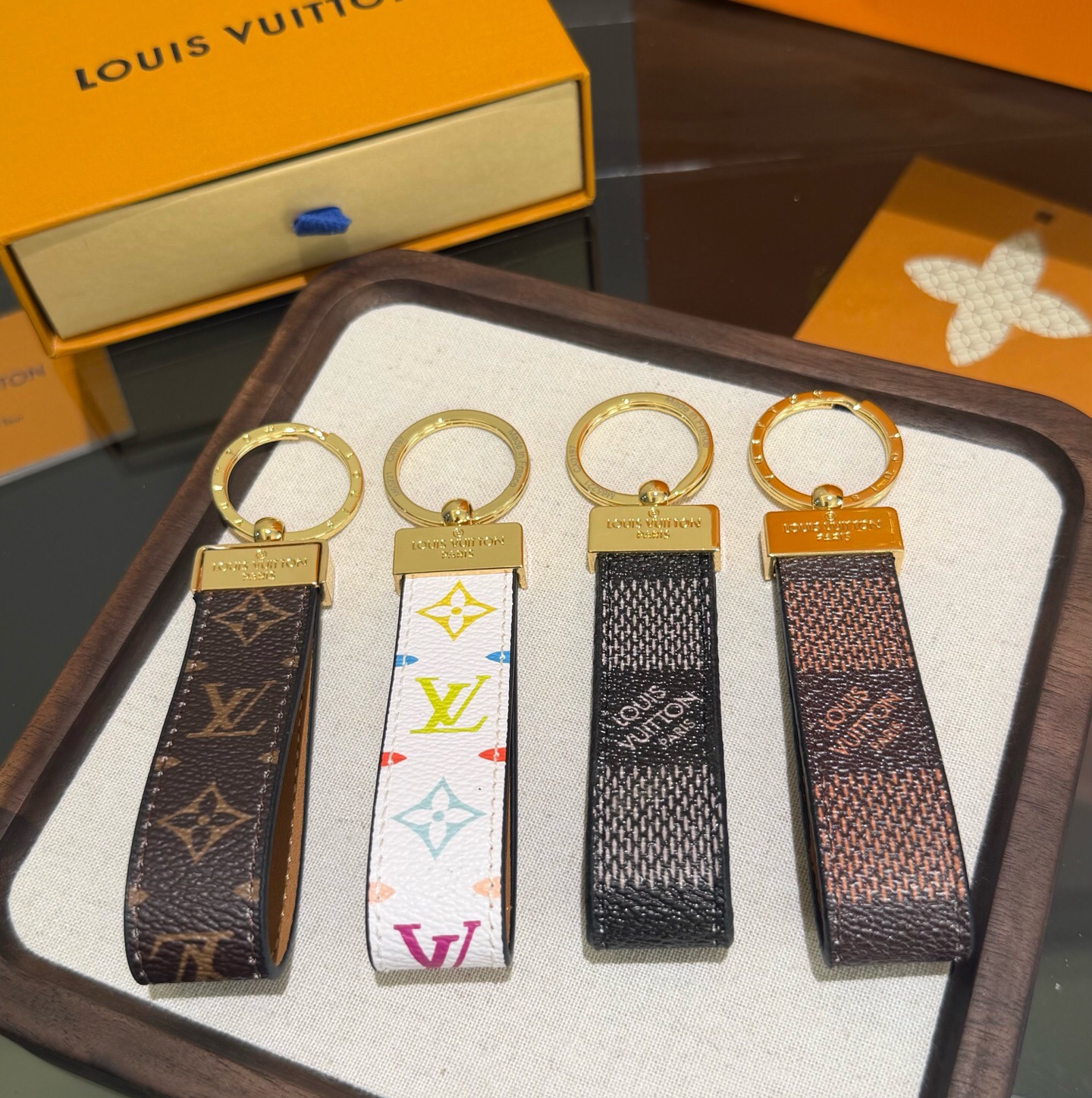 🔥LV 钥匙扣车钥匙扣经典老花/黑格，咖格/白彩/Monogram 帆布不仅精美，而且经久耐用， 是 Dragonne 