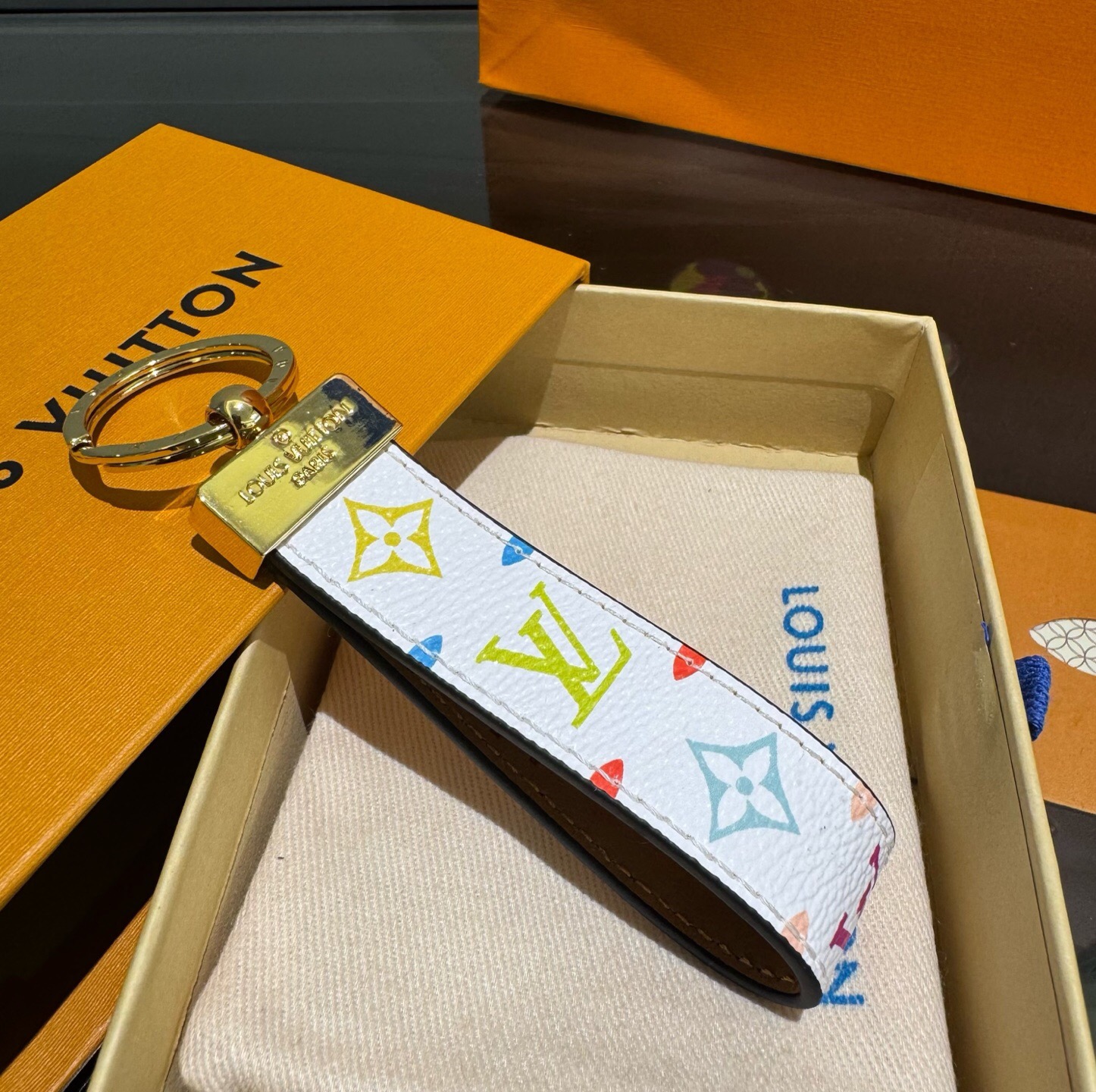 🔥LV 钥匙扣车钥匙扣经典老花/黑格，咖格/白彩/Monogram 帆布不仅精美，而且经久耐用， 是 Dragonne 