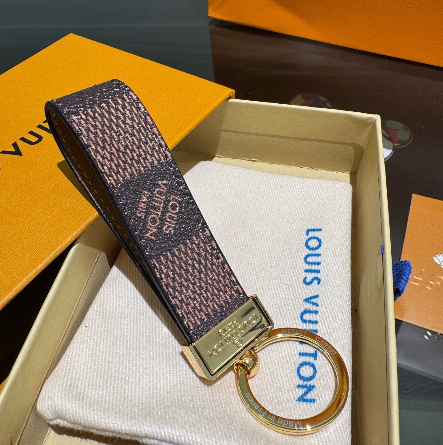 🔥LV 钥匙扣车钥匙扣经典老花/黑格，咖格/白彩/Monogram 帆布不仅精美，而且经久耐用， 是 Dragonne 
