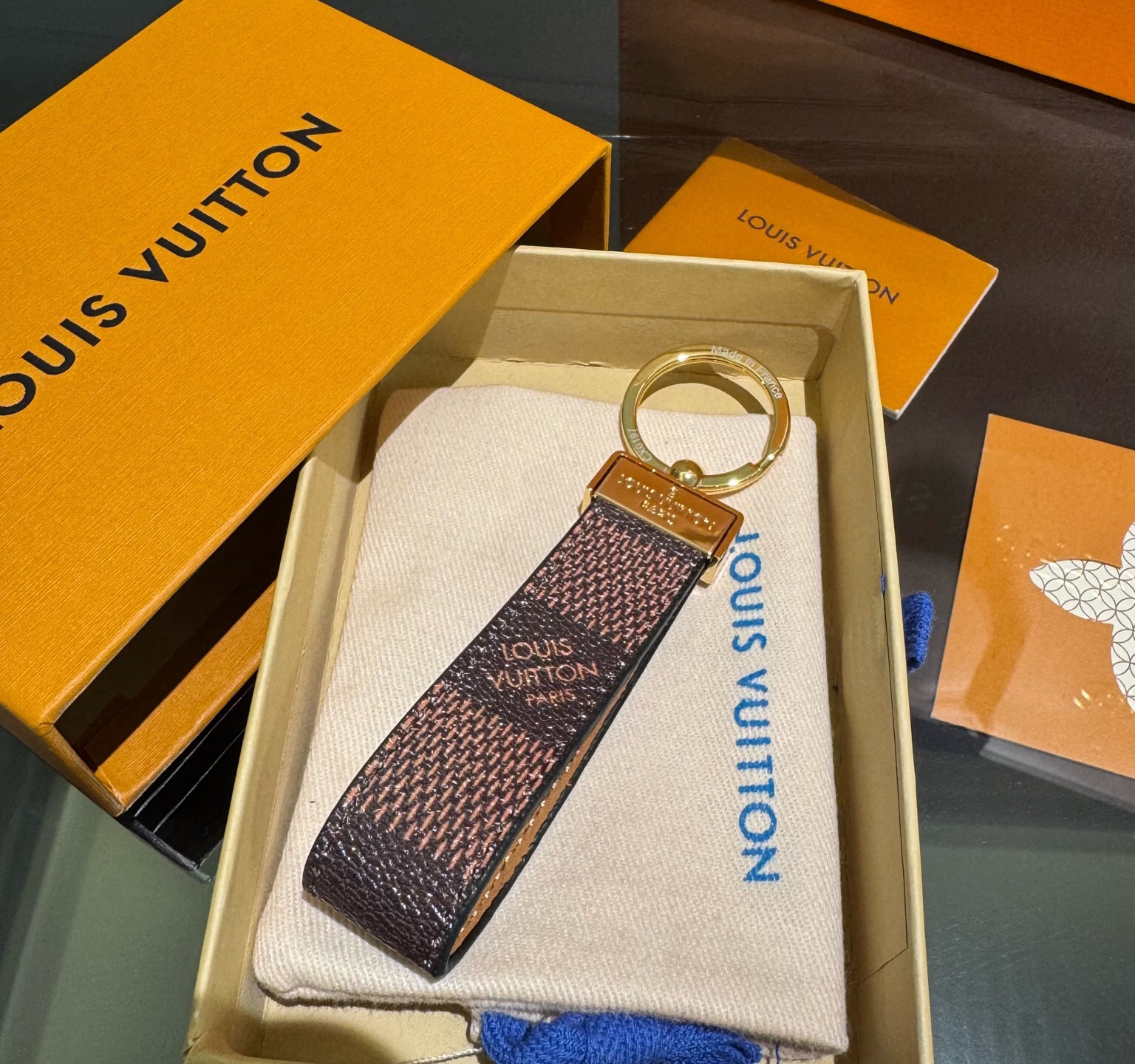 🔥LV 钥匙扣车钥匙扣经典老花/黑格，咖格/白彩/Monogram 帆布不仅精美，而且经久耐用， 是 Dragonne 