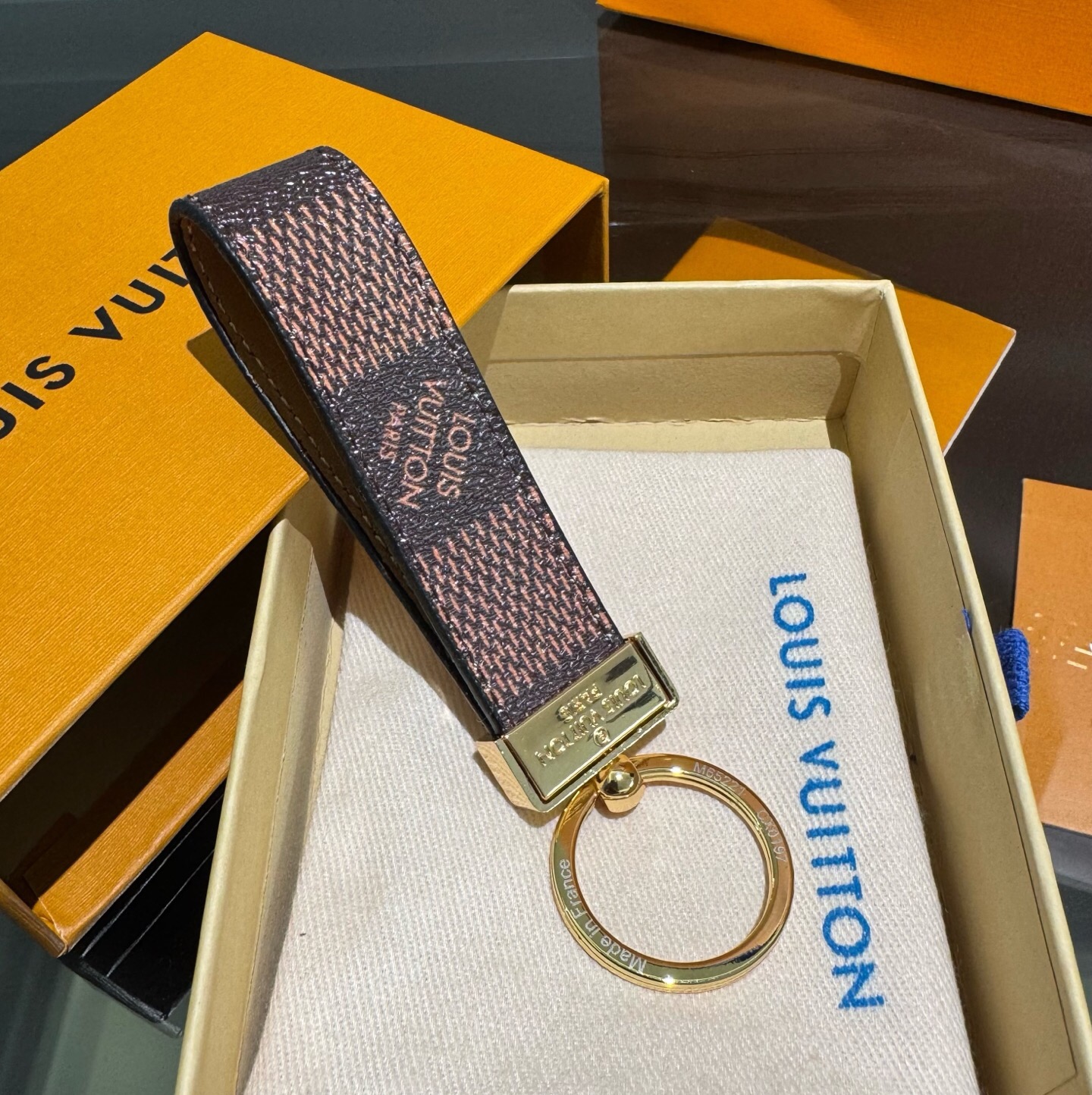 🔥LV 钥匙扣车钥匙扣经典老花/黑格，咖格/白彩/Monogram 帆布不仅精美，而且经久耐用， 是 Dragonne 