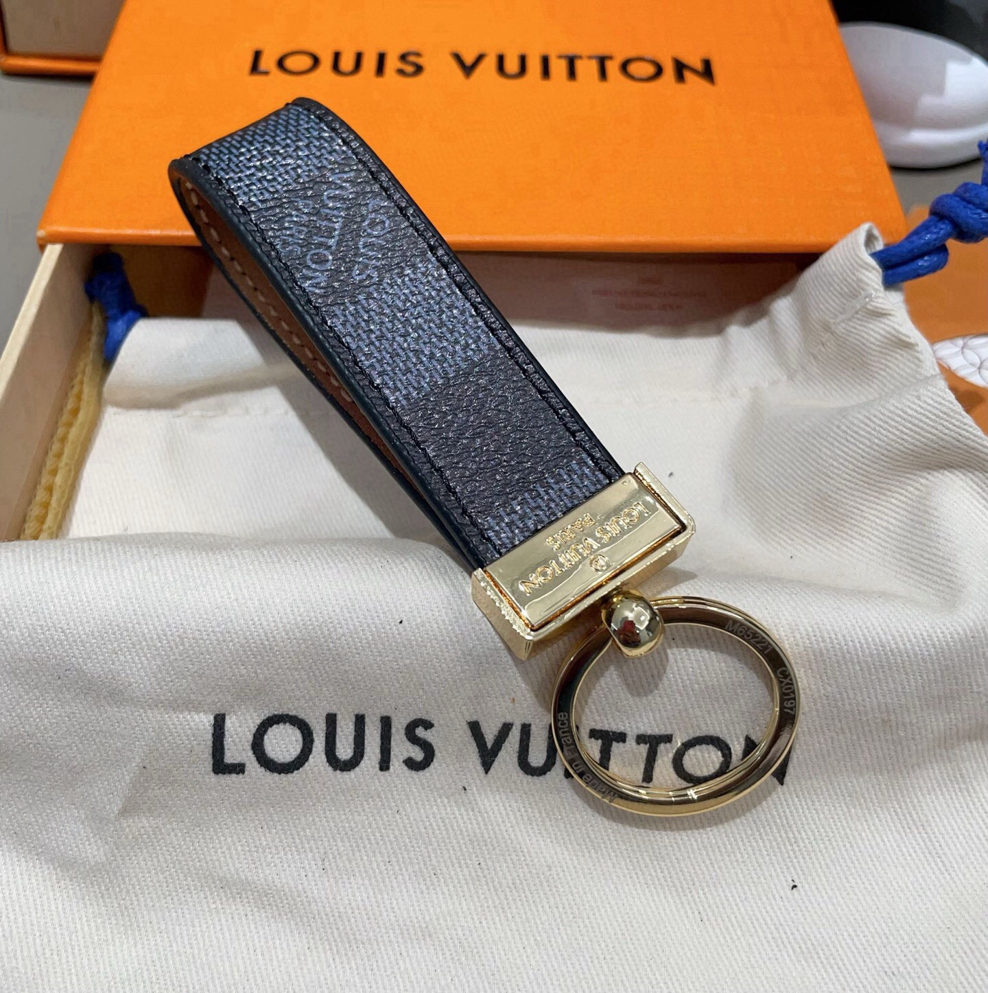 🔥LV 钥匙扣车钥匙扣经典老花/黑格，咖格/白彩/Monogram 帆布不仅精美，而且经久耐用， 是 Dragonne 