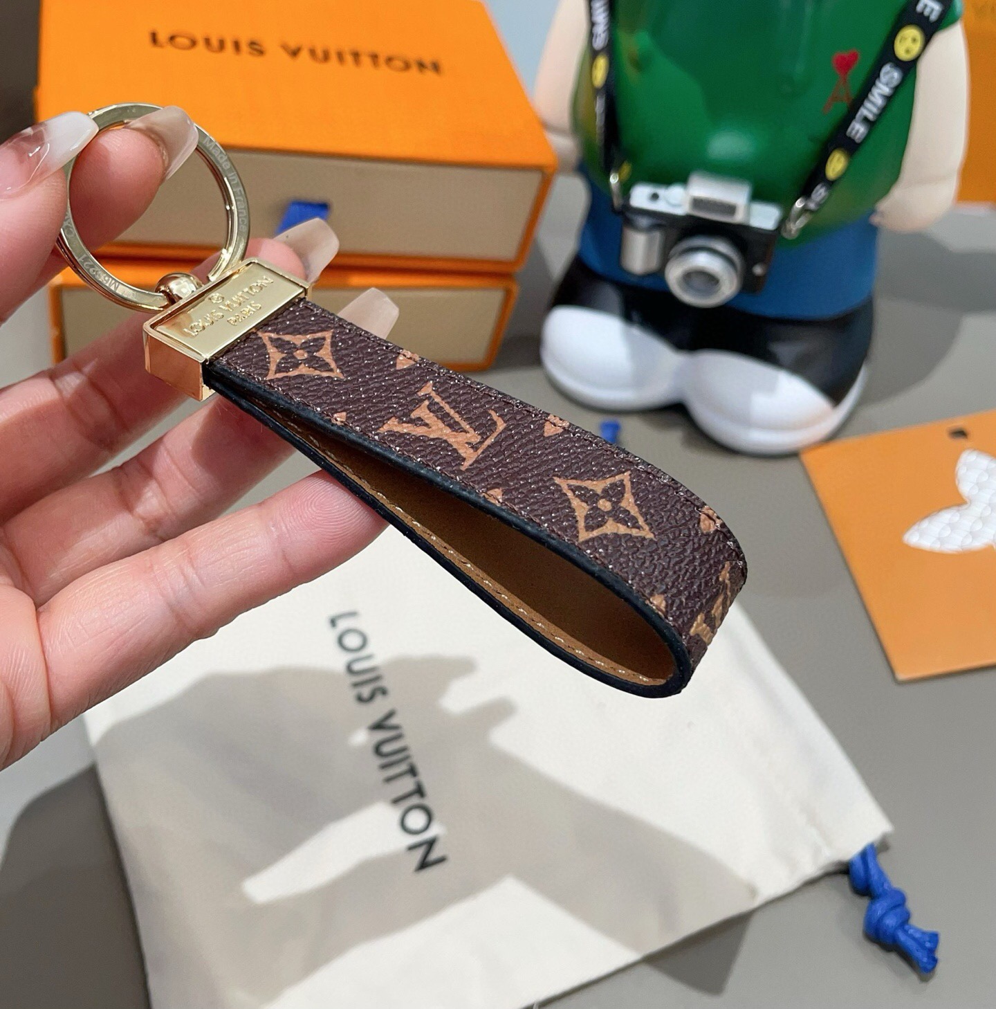 🔥LV 钥匙扣车钥匙扣经典老花/黑格，咖格/白彩/Monogram 帆布不仅精美，而且经久耐用， 是 Dragonne 