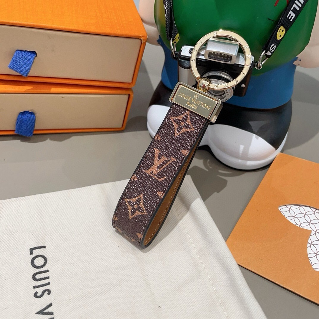 🔥LV 钥匙扣车钥匙扣经典老花/黑格，咖格/白彩/Monogram 帆布不仅精美，而且经久耐用， 是 Dragonne 