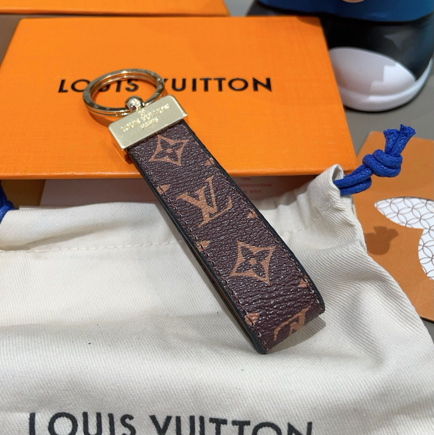 🔥LV 钥匙扣车钥匙扣经典老花/黑格，咖格/白彩/Monogram 帆布不仅精美，而且经久耐用， 是 Dragonne 