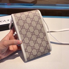 🔥 Gucci马衔扣通用手机包 生活出门不需要带现金的时代,这个包完全可以满足你日常使用 内含卡片槽位,翻盖设计,简单方 🔥 Gucci马衔扣通用手机包 生活出门不需要带现金的时代,这个包完全可以满足你日常使用 内含卡片槽位,翻盖设计,简单方
