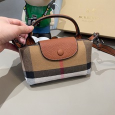 ❤️Burberry巴宝莉手机包,经典格子帆布拼接牛皮,斜挎小包官网同款 mini手提包包 生活出门不需要带现金的时代, ❤️Burberry巴宝莉手机包,经典格子帆布拼接牛皮,斜挎小包官网同款 mini手提包包 生活出门不需要带现金的时代,