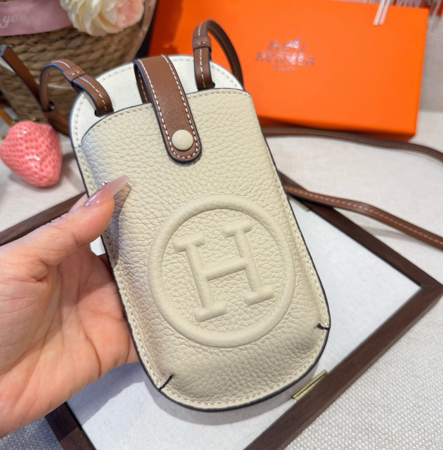 🔥爱马仕H手机包斜挎包包，肩带🉑️调节，头层牛皮做工精致，前后双袋设计，后袋卡包可放卡片身份证，出门不带现金的时代，一个