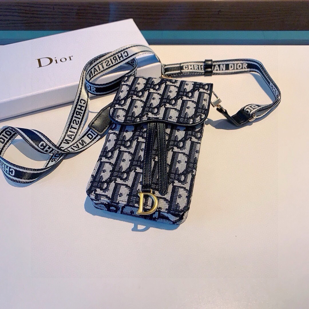 🔥Dior手机包 斜挎包通用款，刺绣马鞍包，可装2部手机，搭配刺绣织带肩带，可以调节长度 尺寸:17cm*10cm*3c