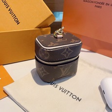 ❗️lv 迷你包包 零钱包钥匙扣耳机包 包包挂件挂饰 可放耳机 卡片 💄零钱等小物件 Vanity Monogram ❗️lv 迷你包包 零钱包钥匙扣耳机包 包包挂件挂饰 可放耳机 卡片 💄零钱等小物件 Vanity Monogram