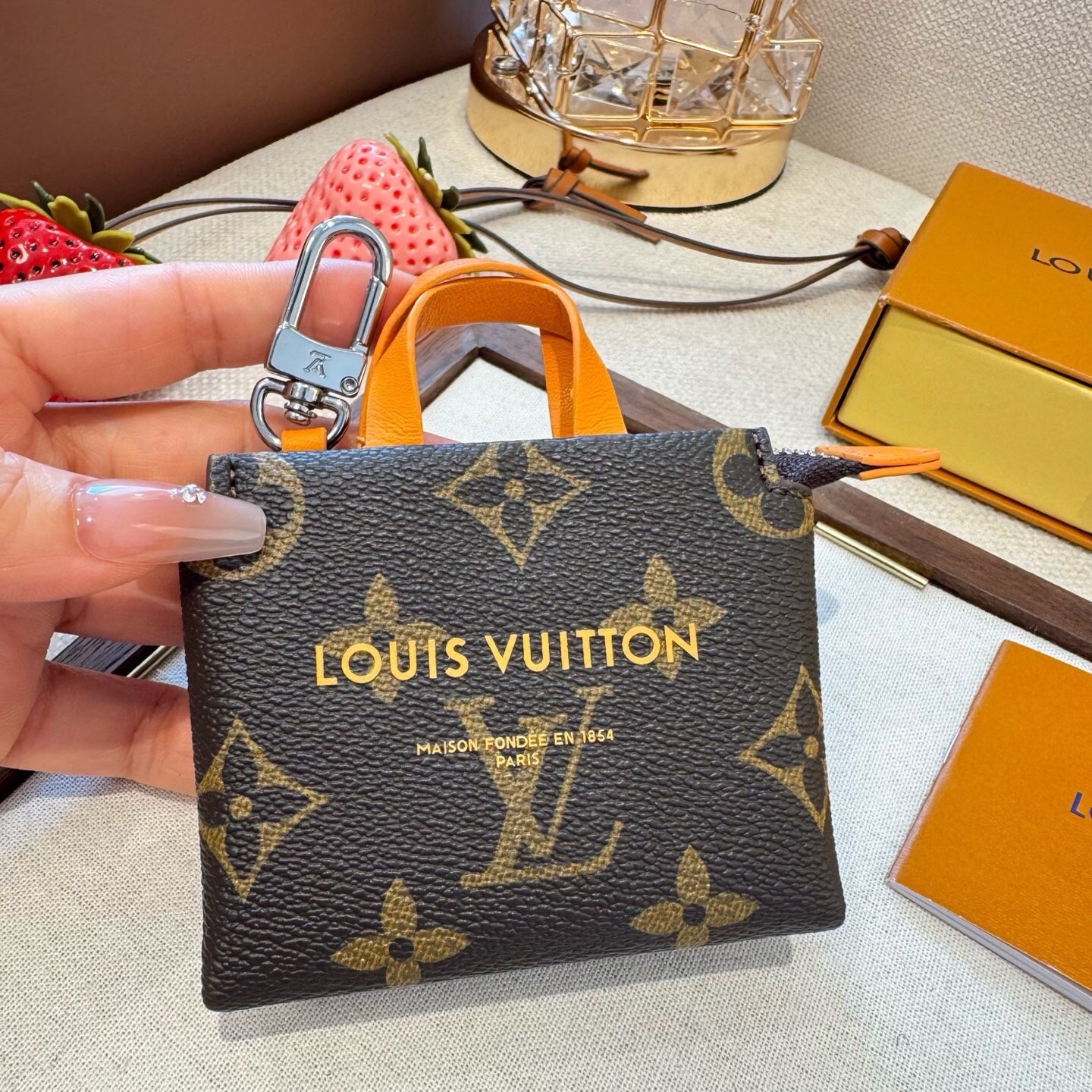 🔥Lv购物袋mini零钱包 👛耳机🎧包 ✨可装口红💄零钱等Mini小拎包，可挂包包上 腰带上 小巧精致💸潮流高档小包包