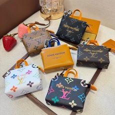 🔥Lv购物袋mini零钱包 👛耳机🎧包 ✨可装口红💄零钱等Mini小拎包,可挂包包上 腰带上 小巧精致💸潮流高档小包包 🔥Lv购物袋mini零钱包 👛耳机🎧包 ✨可装口红💄零钱等Mini小拎包,可挂包包上 腰带上 小巧精致💸潮流高档小包包