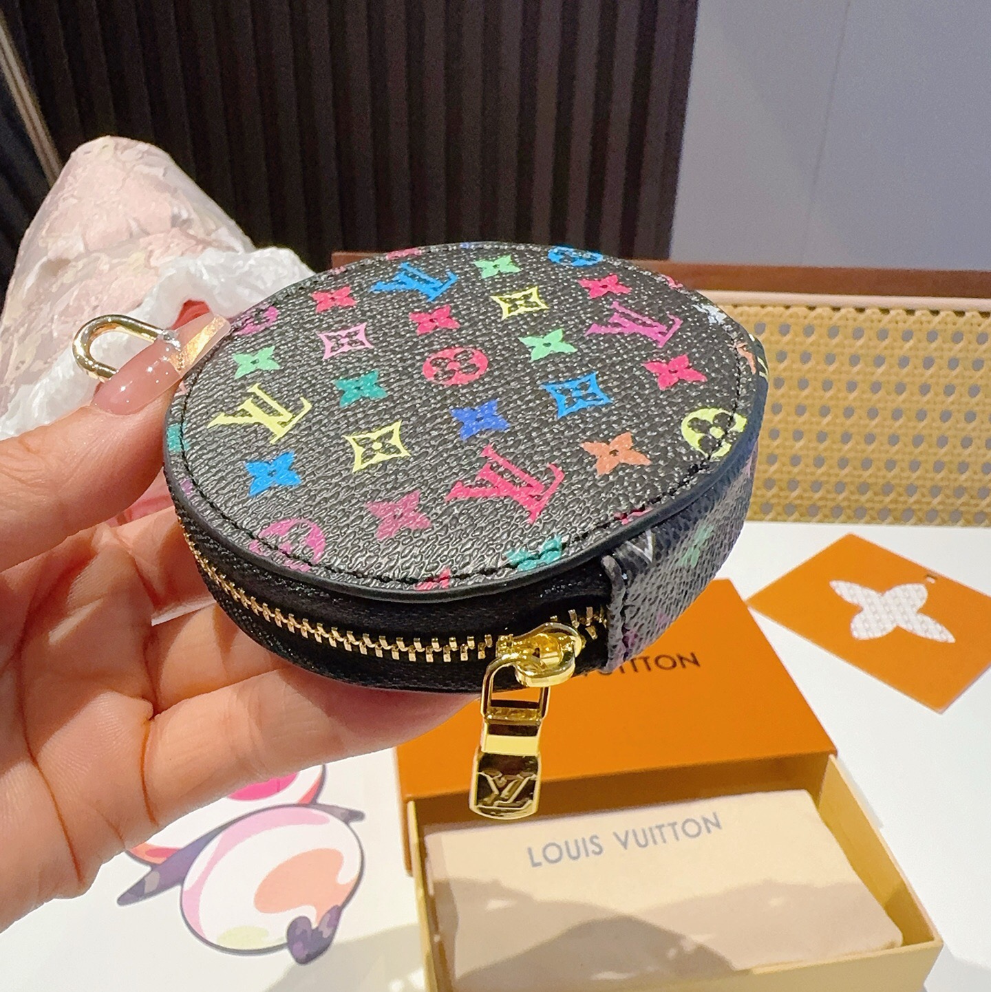 🔥Louis Vuitton老花包包挂饰、小零钱包。Lv包饰挂件钥匙扣、独家原单货，标志性老花超级百搭，可放钥匙或小零钱