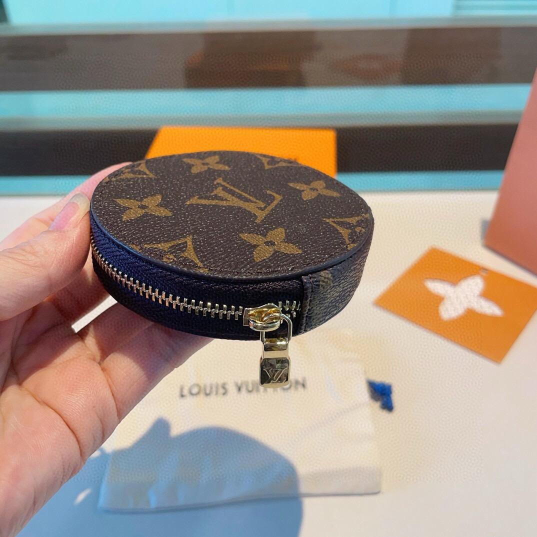 🔥Louis Vuitton老花包包挂饰、小零钱包。Lv包饰挂件钥匙扣、独家原单货，标志性老花超级百搭，可放钥匙或小零钱