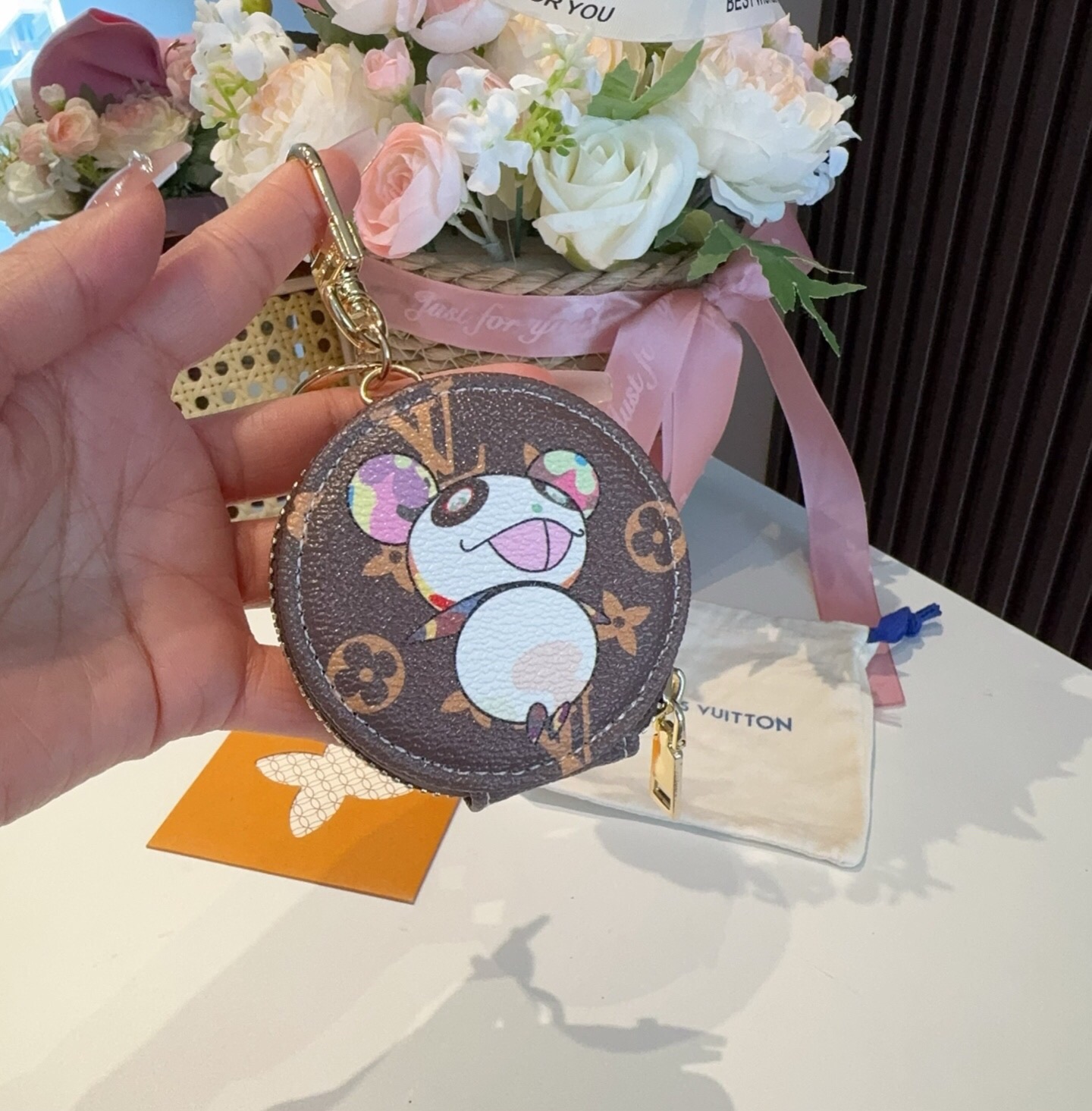 🔥村上隆联名熊猫人 LV蓝牙耳机包搭配钥匙扣，通用型耳机包，既可以放心爱耳的机还可以美美挂包在包上、钥匙扣、一举俩得[强