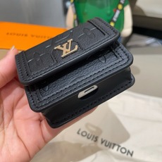 🔥LV通用蓝牙耳机包,LV压花钥匙扣耳机包,挂饰包饰!配长链条🉑️斜挎,挂包包 方便携带! 🔥LV通用蓝牙耳机包,LV压花钥匙扣耳机包,挂饰包饰!配长链条🉑️斜挎,挂包包 方便携带!