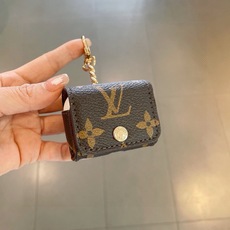 🔥LV耳机包 经典老花原皮耳机套,钥匙扣包包挂件,一举两得! AirPods 1/2 AirPods 3/ Pro 🔥LV耳机包 经典老花原皮耳机套,钥匙扣包包挂件,一举两得! AirPods 1/2 AirPods 3/ Pro