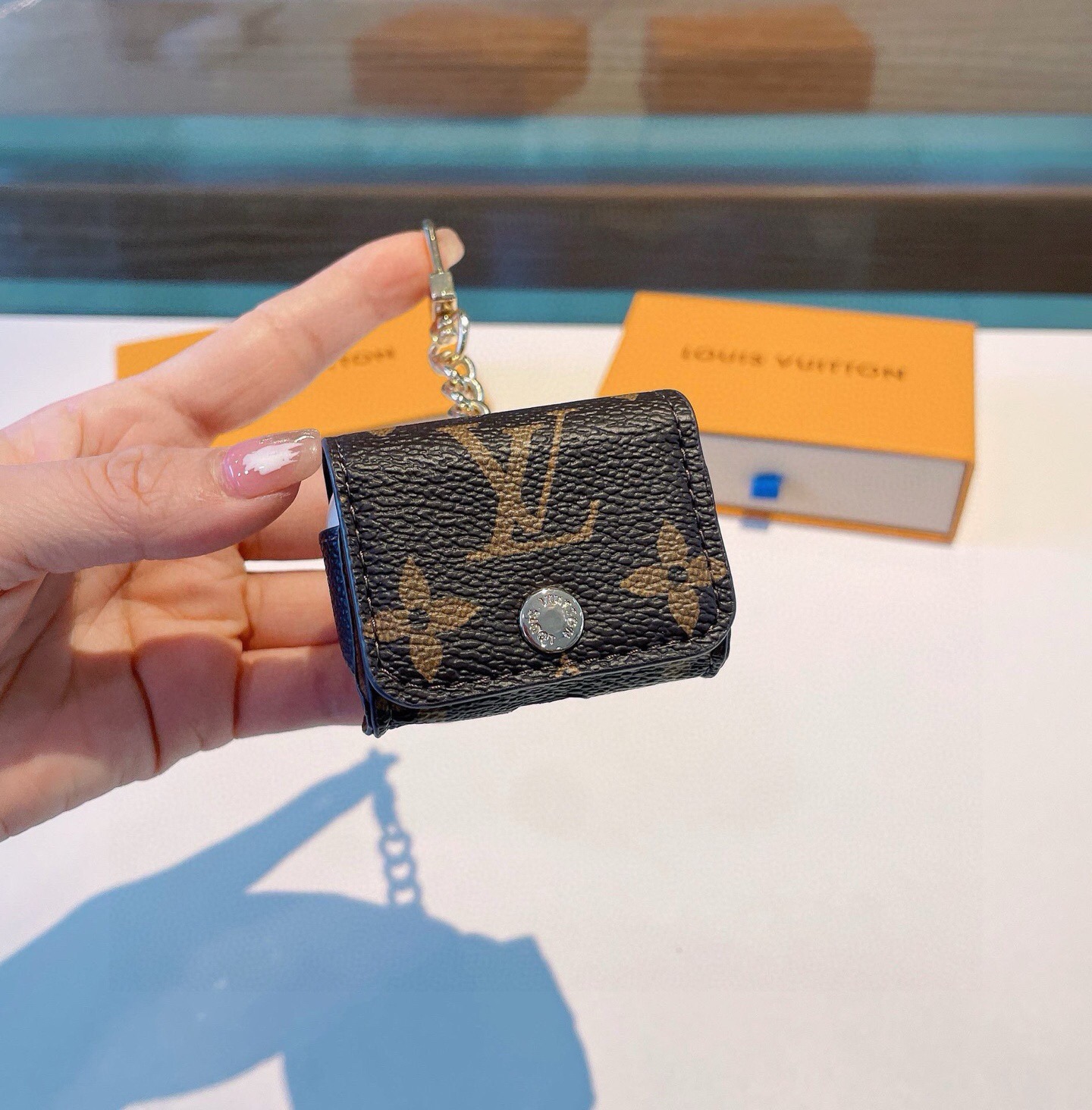 🔥LV耳机包 经典老花原皮耳机套，钥匙扣包包挂件，一举两得！ AirPods 1/2 AirPods 3/ Pro