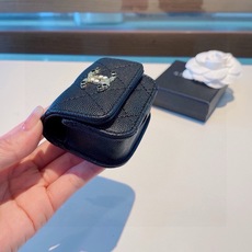 ❤️香奈儿CHANEL💥官网1:1耳机包 采用原版鱼子酱荔枝纹皮料 珐琅Logo 时尚迷你包包,挂绳可当包饰,蓝牙耳 ❤️香奈儿CHANEL💥官网1:1耳机包 采用原版鱼子酱荔枝纹皮料 珐琅Logo 时尚迷你包包,挂绳可当包饰,蓝牙耳