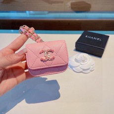 ❤️香奈儿CHANEL💥官网1:1耳机包 采用原版鱼子酱荔枝纹皮料 珐琅Logo 时尚迷你包包,挂绳可当包饰,蓝牙耳 ❤️香奈儿CHANEL💥官网1:1耳机包 采用原版鱼子酱荔枝纹皮料 珐琅Logo 时尚迷你包包,挂绳可当包饰,蓝牙耳