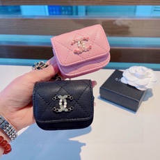 ❤️香奈儿CHANEL💥官网1:1耳机包 采用原版鱼子酱荔枝纹皮料 珐琅Logo 时尚迷你包包,挂绳可当包饰,蓝牙耳 ❤️香奈儿CHANEL💥官网1:1耳机包 采用原版鱼子酱荔枝纹皮料 珐琅Logo 时尚迷你包包,挂绳可当包饰,蓝牙耳