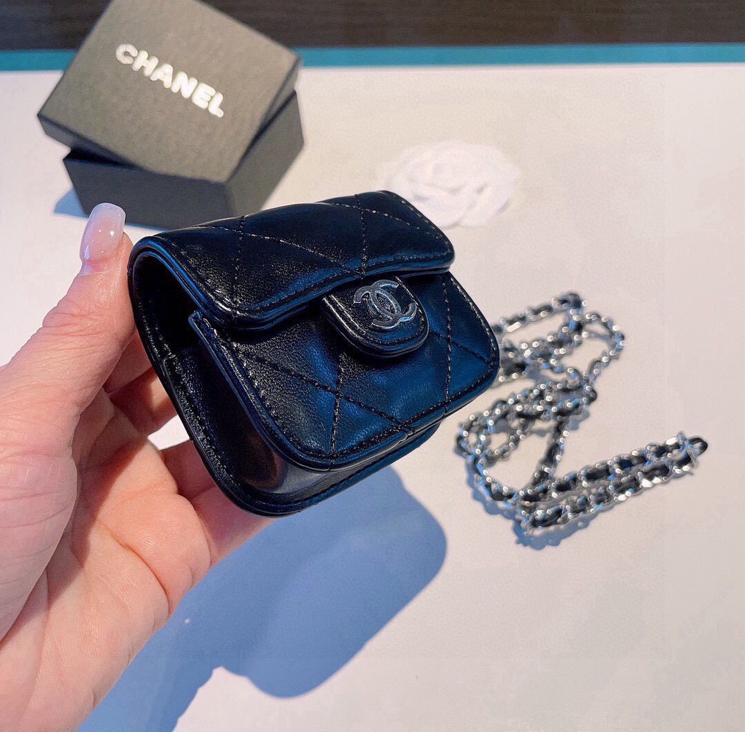 ❤️香奈儿CHANEL经典菱格通用耳机包💥官网1:1耳机包  时尚迷你包包，链条⛓️挂绳可拆卸，蓝牙耳机包，通用款！