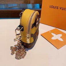 ❗原单货 ☀ LOUIS VUITTON 小黄人链条斜挎小包,mini包包 可装银行卡💄蓝牙耳机…钥匙扣零钱包 耳机包 ❗原单货 ☀ LOUIS VUITTON 小黄人链条斜挎小包,mini包包 可装银行卡💄蓝牙耳机…钥匙扣零钱包 耳机包