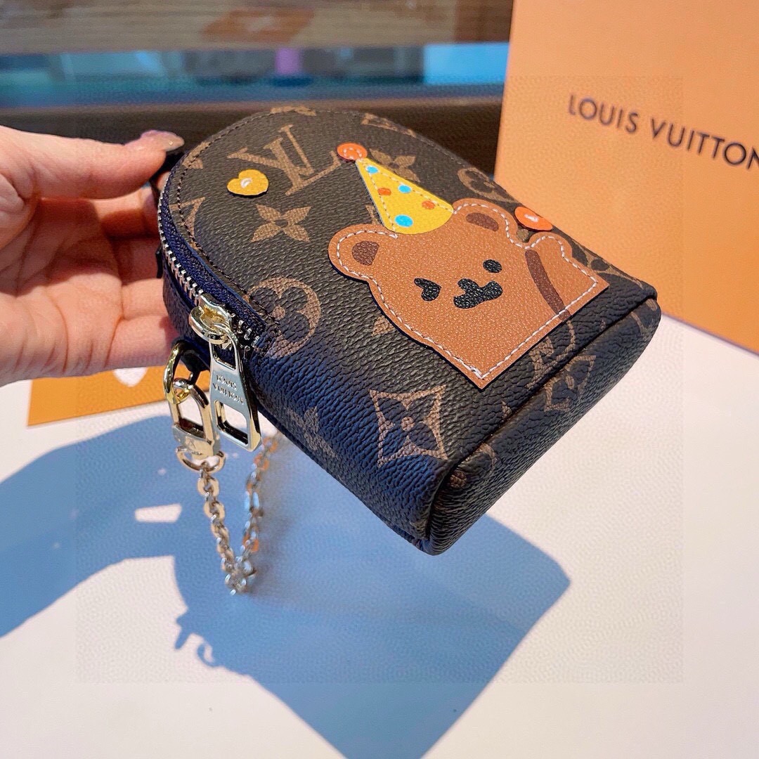 ❗原单货 ☀ LOUIS VUITTON 新款卡通链条斜挎小包,mini包包 可装银行卡💄蓝牙耳机…钥匙扣零钱包 耳机 ❗原单货 ☀ LOUIS VUITTON 新款卡通链条斜挎小包,mini包包 可装银行卡💄蓝牙耳机…钥匙扣零钱包 耳机