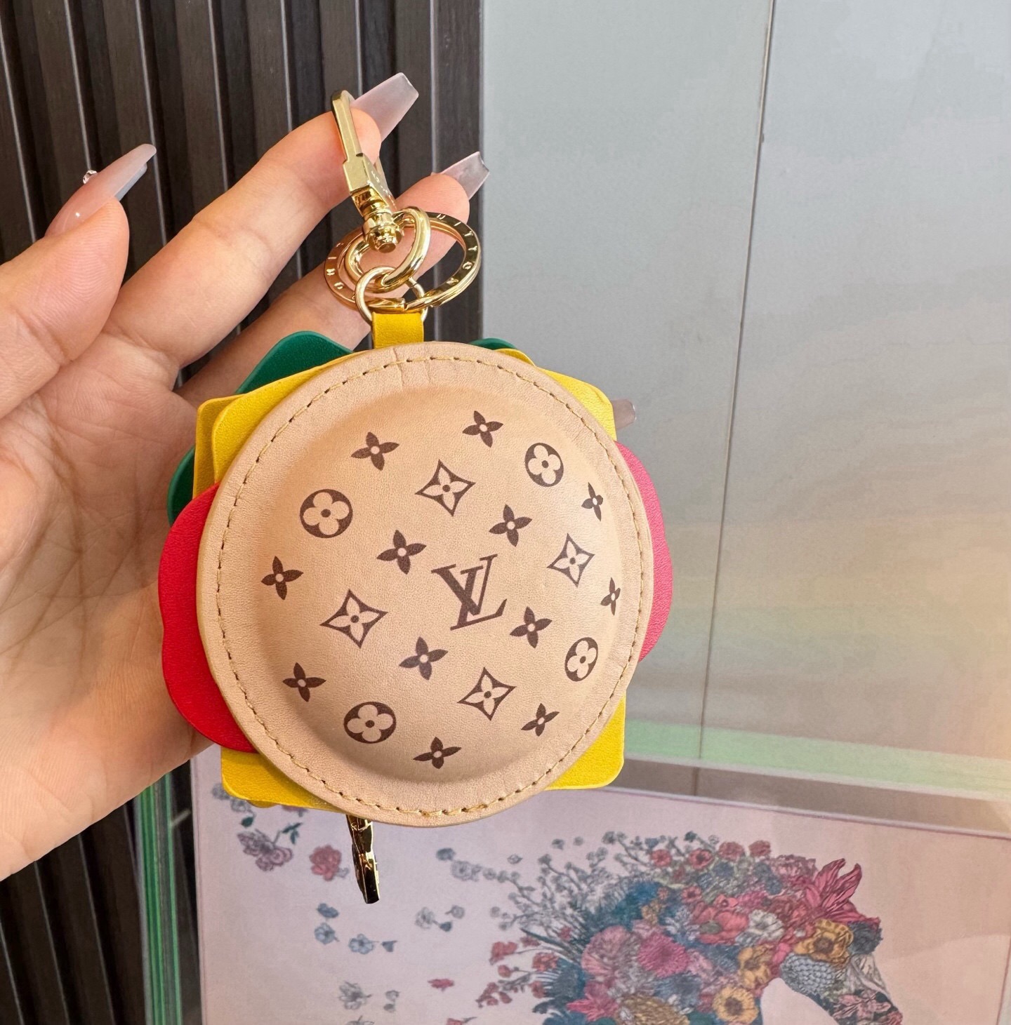 🔥新品❗️迷你汉堡🍔挂件挂饰Lv钥匙扣 蓝牙耳机包 Louis Vuitton 路易威登汉堡包🍔汉堡耳机包挂饰挂件户外休 🔥新品❗️迷你汉堡🍔挂件挂饰Lv钥匙扣 蓝牙耳机包 Louis Vuitton 路易威登汉堡包🍔汉堡耳机包挂饰挂件户外休