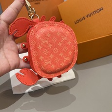 官网新品 热卖Louis Vuitton 路易威登lv 小螃蟹耳机包钥匙扣挂件挂饰 Lv钥匙包蓝牙耳机包 可放耳机 零钱 官网新品 热卖Louis Vuitton 路易威登lv 小螃蟹耳机包钥匙扣挂件挂饰 Lv钥匙包蓝牙耳机包 可放耳机 零钱