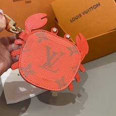 官网新品 热卖Louis Vuitton 路易威登lv 小螃蟹耳机包钥匙扣挂件挂饰 Lv钥匙包蓝牙耳机包 可放耳机 零钱 官网新品 热卖Louis Vuitton 路易威登lv 小螃蟹耳机包钥匙扣挂件挂饰 Lv钥匙包蓝牙耳机包 可放耳机 零钱