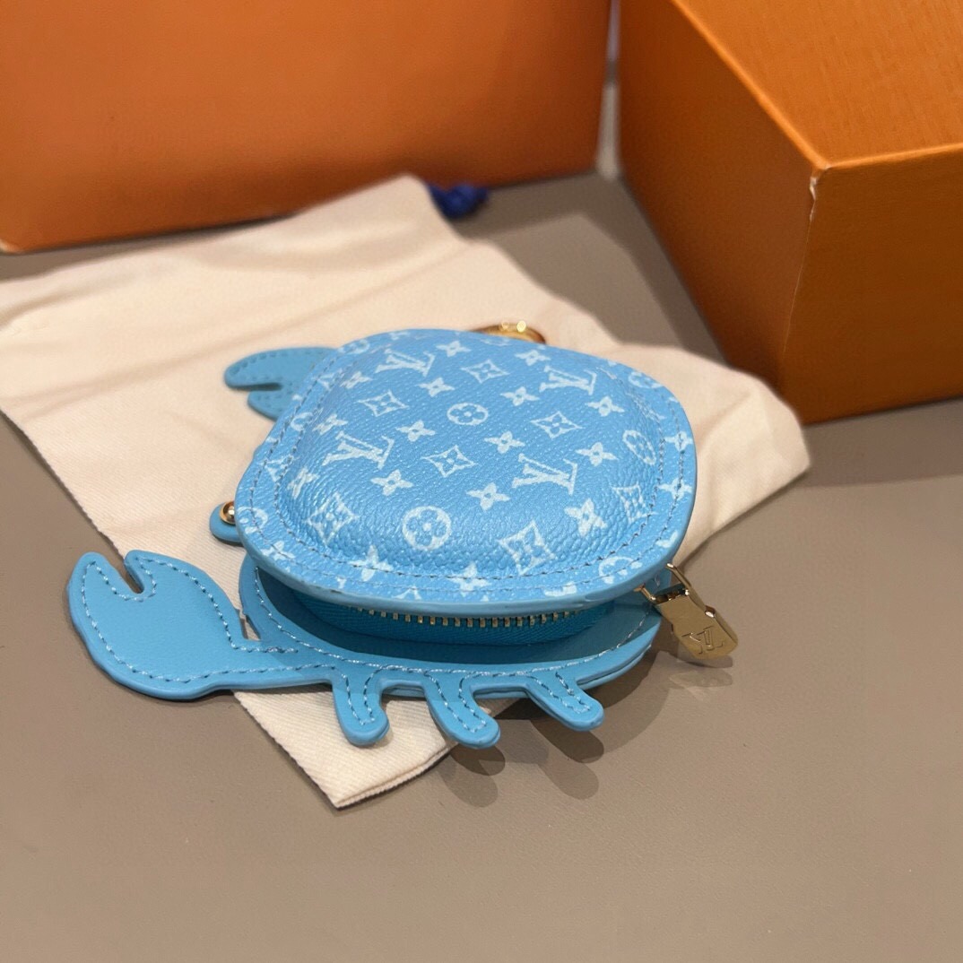 官网新品 热卖Louis Vuitton 路易威登lv 小螃蟹耳机包钥匙扣挂件挂饰 Lv钥匙包蓝牙耳机包 可放耳机 零钱 官网新品 热卖Louis Vuitton 路易威登lv 小螃蟹耳机包钥匙扣挂件挂饰 Lv钥匙包蓝牙耳机包 可放耳机 零钱