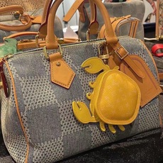 官网新品 热卖Louis Vuitton 路易威登lv 小螃蟹耳机包钥匙扣挂件挂饰 Lv钥匙包蓝牙耳机包 可放耳机 零钱 官网新品 热卖Louis Vuitton 路易威登lv 小螃蟹耳机包钥匙扣挂件挂饰 Lv钥匙包蓝牙耳机包 可放耳机 零钱