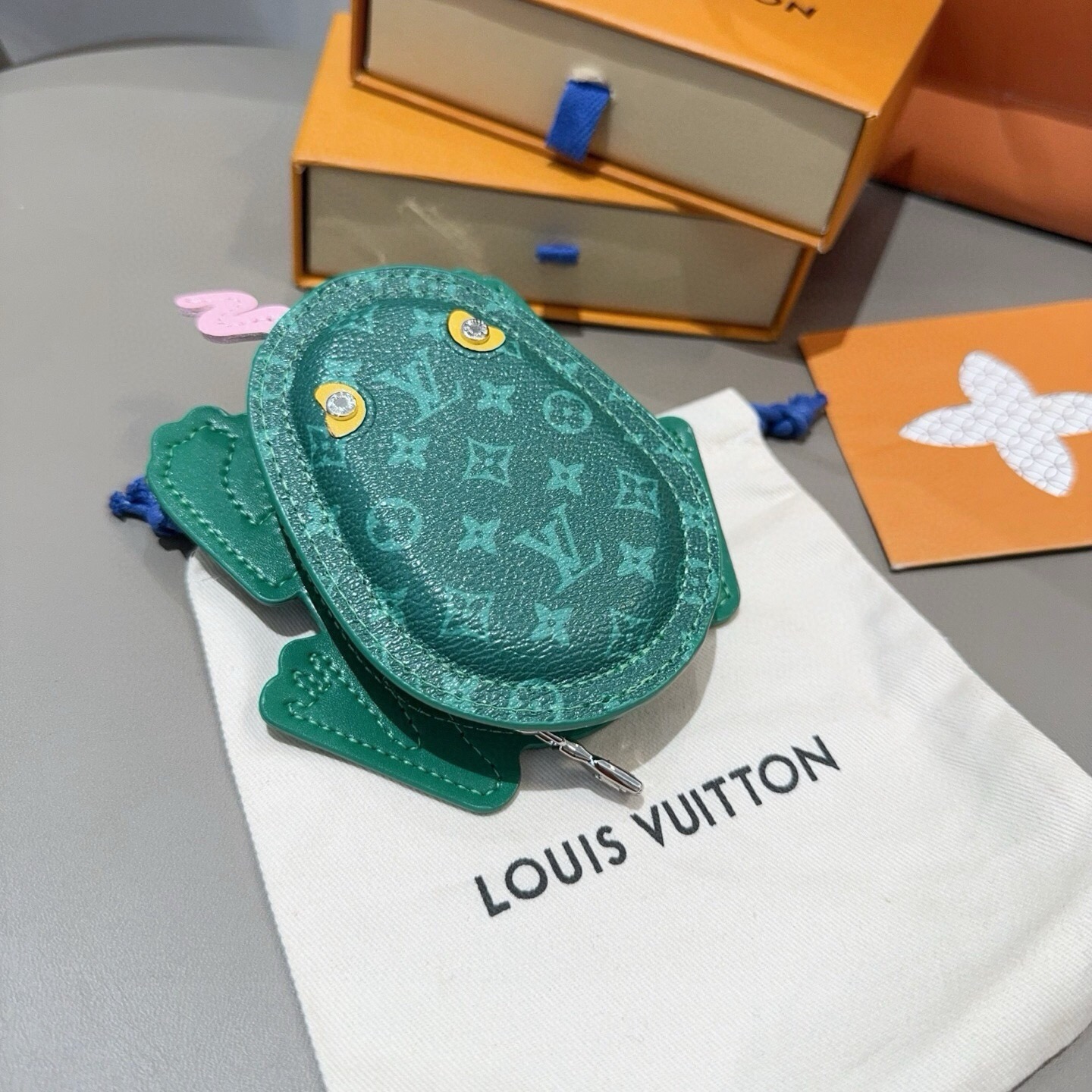 🔥官网新品Louis Vuitton 路易威登青蛙🐸钥匙扣挂件包包挂饰 LV蓝牙耳机包 Turtle Pouch 钥匙扣