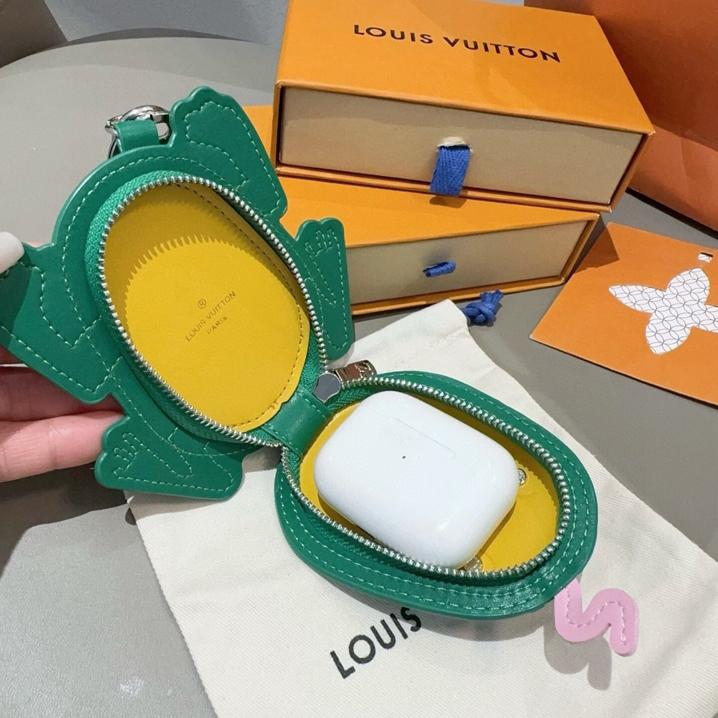 🔥官网新品Louis Vuitton 路易威登青蛙🐸钥匙扣挂件包包挂饰 LV蓝牙耳机包 Turtle Pouch 钥匙扣