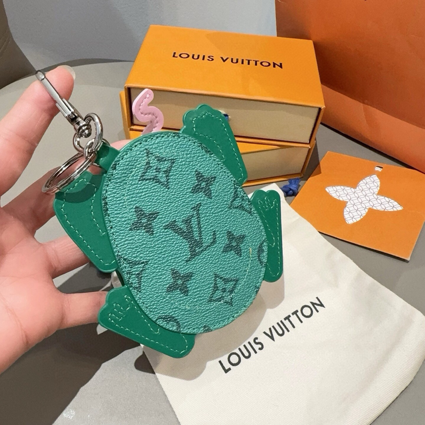 🔥官网新品Louis Vuitton 路易威登青蛙🐸钥匙扣挂件包包挂饰 LV蓝牙耳机包 Turtle Pouch 钥匙扣