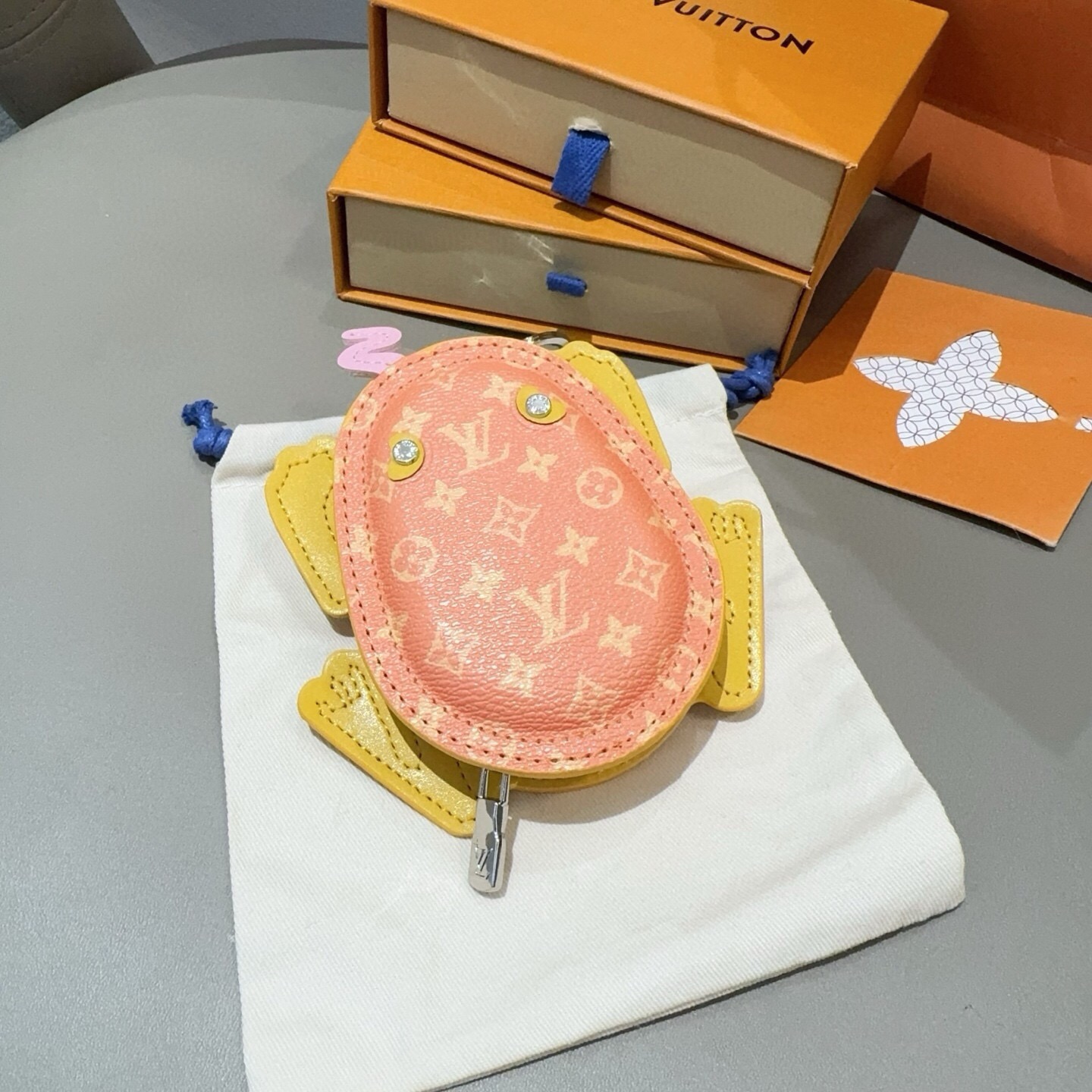 🔥官网新品Louis Vuitton 路易威登青蛙🐸钥匙扣挂件包包挂饰 LV蓝牙耳机包 Turtle Pouch 钥匙扣