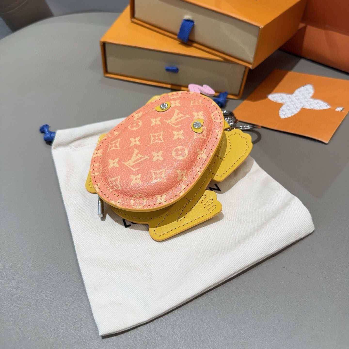 🔥官网新品Louis Vuitton 路易威登青蛙🐸钥匙扣挂件包包挂饰 LV蓝牙耳机包 Turtle Pouch 钥匙扣