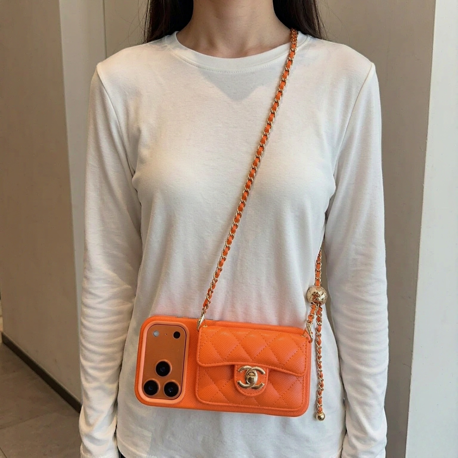 💃CHANEL💠香奈儿火爆时尚圈的手机壳 专柜同款⛓链条小金球可调节链条长度 鱼子酱皮菱格车线翻盖插卡,时尚潮流必备💃 💃CHANEL💠香奈儿火爆时尚圈的手机壳 专柜同款⛓链条小金球可调节链条长度 鱼子酱皮菱格车线翻盖插卡,时尚潮流必备💃