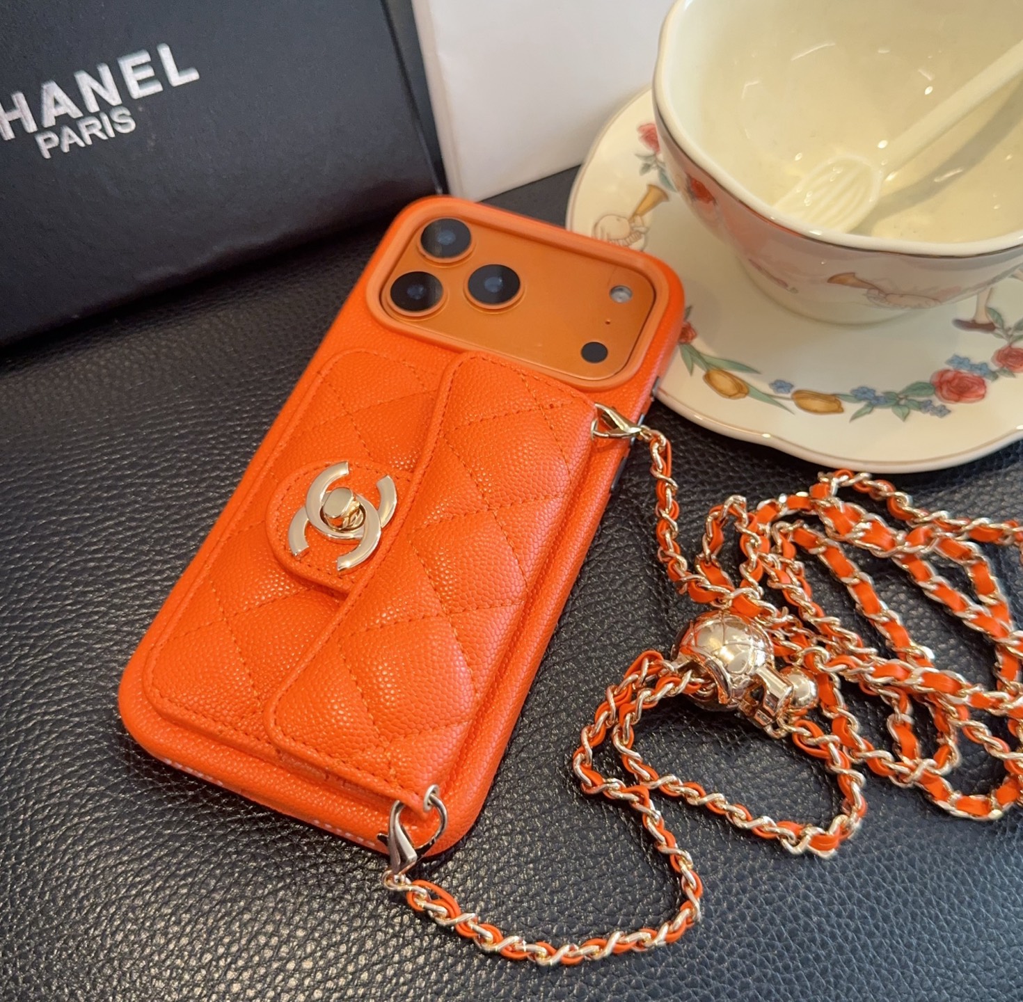 💃CHANEL💠香奈儿火爆时尚圈的手机壳 专柜同款⛓链条小金球可调节链条长度 鱼子酱皮菱格车线翻盖插卡,时尚潮流必备💃 💃CHANEL💠香奈儿火爆时尚圈的手机壳 专柜同款⛓链条小金球可调节链条长度 鱼子酱皮菱格车线翻盖插卡,时尚潮流必备💃