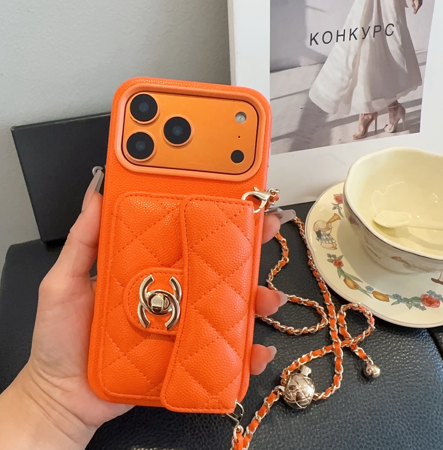 💃CHANEL💠香奈儿火爆时尚圈的手机壳 专柜同款⛓链条小金球可调节链条长度 鱼子酱皮菱格车线翻盖插卡,时尚潮流必备💃 💃CHANEL💠香奈儿火爆时尚圈的手机壳 专柜同款⛓链条小金球可调节链条长度 鱼子酱皮菱格车线翻盖插卡,时尚潮流必备💃