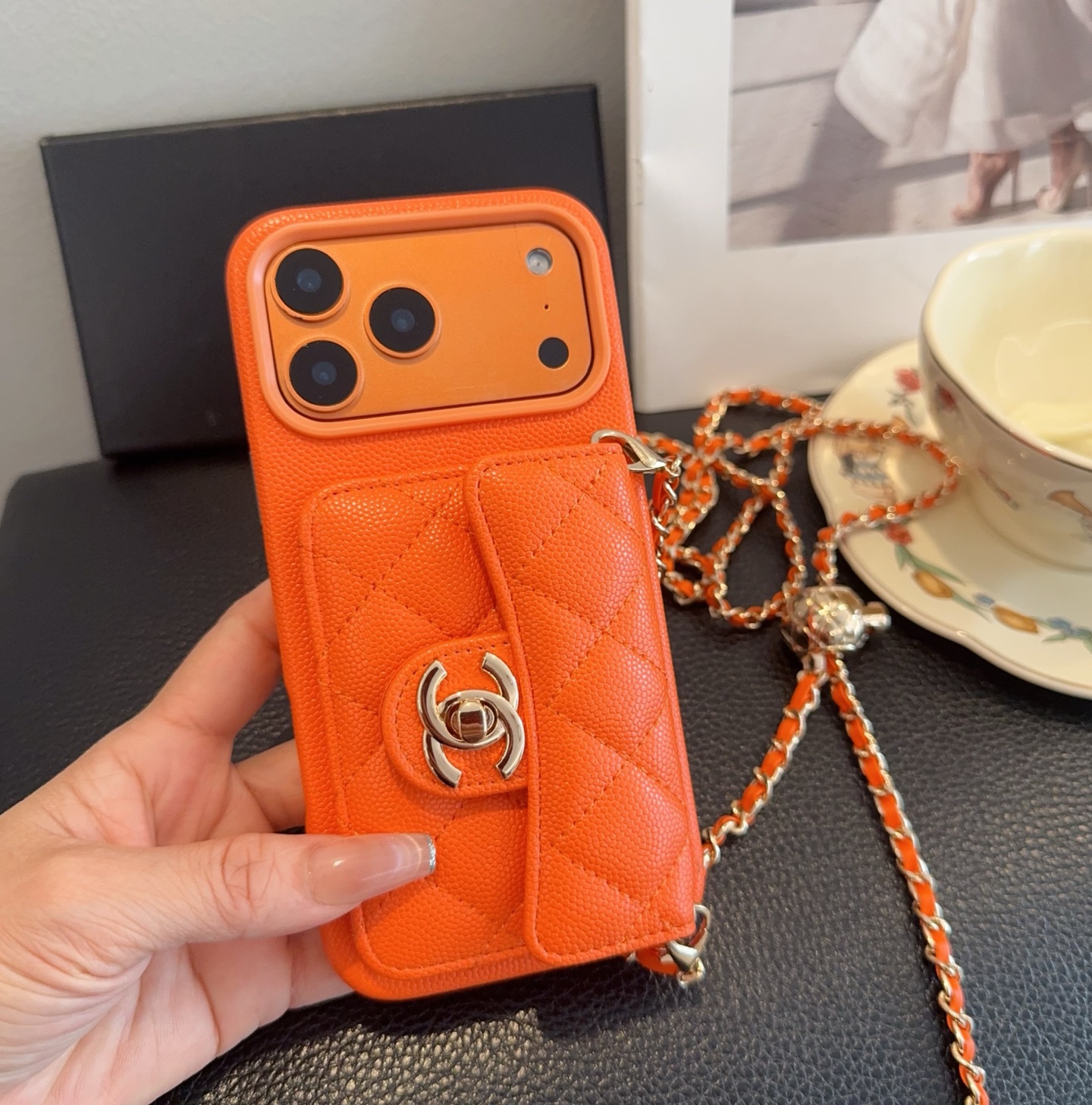 💃CHANEL💠香奈儿火爆时尚圈的手机壳 专柜同款⛓链条小金球可调节链条长度 鱼子酱皮菱格车线翻盖插卡,时尚潮流必备💃 💃CHANEL💠香奈儿火爆时尚圈的手机壳 专柜同款⛓链条小金球可调节链条长度 鱼子酱皮菱格车线翻盖插卡,时尚潮流必备💃