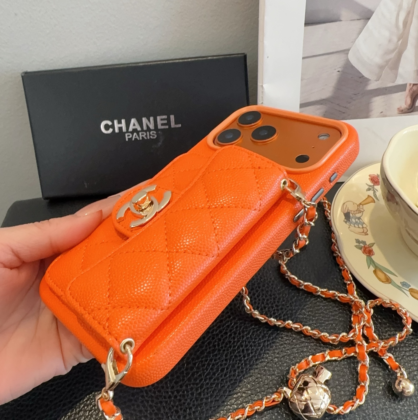 💃CHANEL💠香奈儿火爆时尚圈的手机壳 专柜同款⛓链条小金球可调节链条长度 鱼子酱皮菱格车线翻盖插卡,时尚潮流必备💃 💃CHANEL💠香奈儿火爆时尚圈的手机壳 专柜同款⛓链条小金球可调节链条长度 鱼子酱皮菱格车线翻盖插卡,时尚潮流必备💃